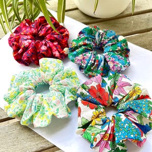 Haargummi mit Perlmuttknopf, Liberty of London Baumwolle, handgefertigt in Frankreich, Geschenk für Brautjungfern, Haargummi