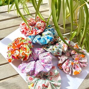 Haargummi mit Perlmuttknopf, Liberty of London Baumwolle, Betsy-Print, Geburtstagsgeschenk, Geschenk für Brautjungfern, Haargummi
