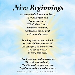 Op de afbeelding: Een digitale print met de titel New Beginnings in een zwart schreeflettertype tegen een lichtblauwe luchtachtergrond met een centrale gele zonnestraal. De tekst bevat drie strofen poëzie over eenheid en nieuwe starts, eindigend met copyright.