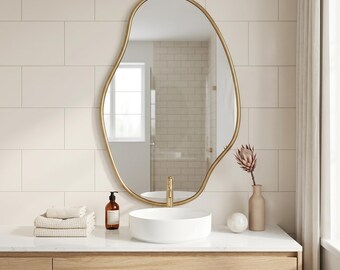 Specchio da parete marocchino in ottone, realizzato a mano, di forma irregolare, 27,5 × 17,3 pollici.