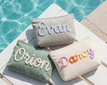 Op maat gemaakte corduroy make-uptassen, gepersonaliseerde make-uptassen, met letters geborduurde toilettassen, bruidsmeisjes- en vakantiecadeaus