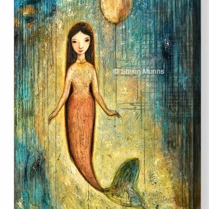 Pu&ograve; includere: Un dipinto di una sirena con lunghi capelli scuri e una coda color pesca. Tiene un palloncino giallo con un filo attaccato. Lo sfondo &egrave; un design astratto blu e verde con la firma e le informazioni sul copyright dell'artista.