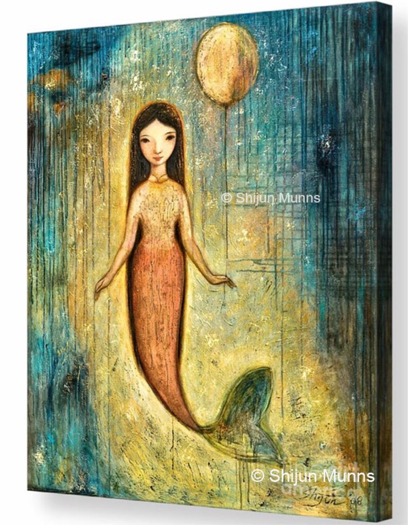 Pu&ograve; includere: Un dipinto di una sirena con lunghi capelli scuri e una coda color pesca. Tiene un palloncino giallo con un filo attaccato. Lo sfondo &egrave; un design astratto blu e verde con la firma e le informazioni sul copyright dell'artista.