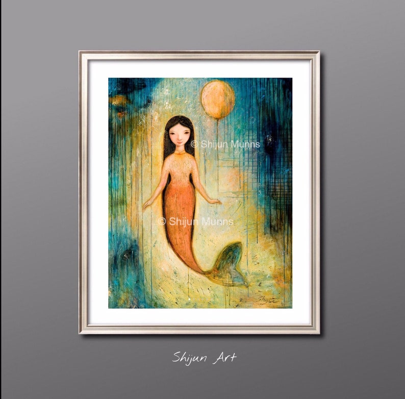 Pu&ograve; includere: Un dipinto di una sirena con lunghi capelli neri e una coda color pesca. La sirena &egrave; in piedi in un oceano blu e verde con una luna gialla sullo sfondo. Il dipinto &egrave; firmato "Shijun Munns".
