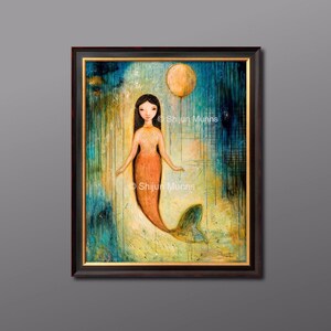 Pu&ograve; includere: Un dipinto di una sirena con una coda rosa e lunghi capelli neri. Tiene un palloncino in mano. Lo sfondo &egrave; un design astratto blu e verde. Il dipinto &egrave; incorniciato in una cornice di legno scuro con una cornice dorata.