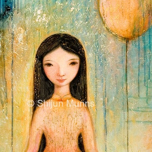 Pu&ograve; includere: Un dipinto di una ragazza con lunghi capelli neri, vestita con un abito color pesca, in piedi davanti a uno sfondo blu e giallo. Un grande palloncino arancione galleggia sopra la sua testa.