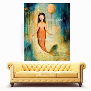 Pu&ograve; includere: Un dipinto di una sirena con lunghi capelli neri e una coda di corallo. La sirena &egrave; in piedi in un oceano blu e giallo con una luna gialla sullo sfondo. Il dipinto &egrave; firmato "Shijun Munns".