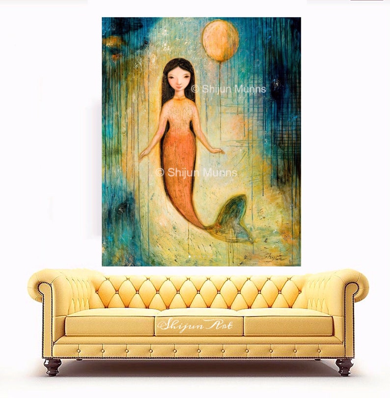 Pu&ograve; includere: Un dipinto di una sirena con lunghi capelli neri e una coda di corallo. La sirena &egrave; in piedi in un oceano blu e giallo con una luna gialla sullo sfondo. Il dipinto &egrave; firmato "Shijun Munns".