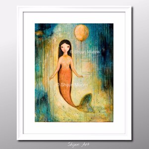 Pu&ograve; includere: Un dipinto di una sirena con un palloncino rosa. La sirena ha lunghi capelli neri e una coda color corallo. Lo sfondo &egrave; un design astratto blu e verde.