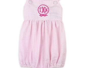 Bulle croisée en seersucker rose, bulle bébé, bulle bébé personnalisée, cadeau monogramme bébé, barboteuse bébé fille, bulle monogramme