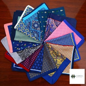 Peut inclure: Une collection de pochettes carrées disposées en éventail circulaire. Les tissus présentent des motifs variés, notamment cachemire, pois, formes géométriques et floraux dans des tons de bleu, rouge, rose, jaune et blanc.