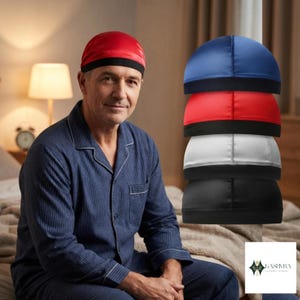 Può includere: Un set di quattro durag in raso blu, rosso, bianco e nero, ciascuno caratterizzato da un'ampia fascia nera alla base. I durag presentano una finitura liscia e lucida con una forma arrotondata. Un piccolo logo con il testo KASHVRA è visibile.