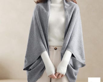 Sciarpa/stola in morbida lana lavorata a maglia, comoda sciarpa da spalla per donna, ideale da indossare a strati in inverno.