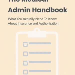 Op de afbeelding: Boekomslag met de titel "The Medical Admin Handbook" en de ondertitel "What You Actually Need To Know About Insurance and Authorization". Een klembordafbeelding met selectievakjes is te zien.