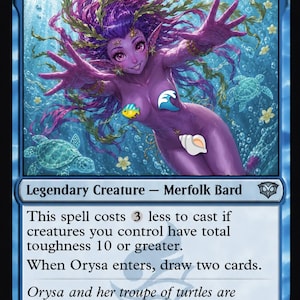 Puede incluir: Una carta de Magic: The Gathering con Orysa, Coreógrafa de las Mareas, una Merfolk Bard de piel púrpura con cabello púrpura y brazos extendidos. La carta tiene un fondo azul con tortugas y texto.