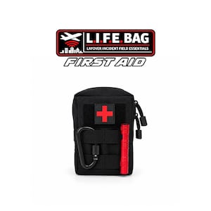 Puede incluir: Un botiquín de primeros auxilios negro con un parche de cruz roja, un mosquetón negro y una linterna roja sujeta a la cinta frontal. Sobre el botiquín, un logotipo muestra el texto L.I.F.E. BAG, Layover Incident Field Essentials y FIRST AID.