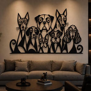 Peut inclure: Une grande décoration murale en métal noir, découpée à plat, représentant un groupe stylisé de six races de chiens différentes alignées. Le design se compose de lignes nettes et audacieuses et de silhouettes montrant divers visages canins.
