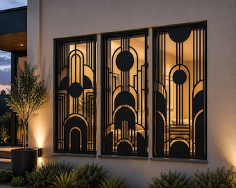 Puede incluir: Vista exterior de un edificio con tres ventanas con rejas metálicas negras de estilo Art Déco. Las rejas tienen un diseño geométrico con círculos y líneas verticales. Las ventanas están en una pared de color claro.