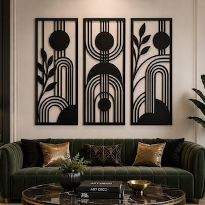 Könnte beinhalten: Ein Set aus drei rechteckigen, schwarzen Wandpaneelen mit lasergeschnittenen geometrischen Designs. Jedes Paneel zeigt eine Kombination aus vertikalen Linien, konzentrischen Bögen, kreisförmigen Formen und stilisierten Blattmotiven.