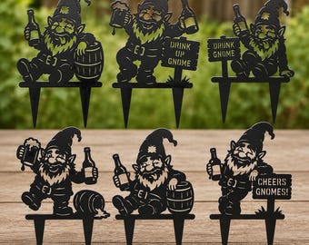 Peut inclure: Piquets de jardin en métal noir avec des motifs de gnomes. Chaque gnome tient une bouteille ou une chope de bière, certains modèles incluant des tonneaux et des panneaux avec les inscriptions "Drink Up Gnome" et "Cheers Gnomes!"