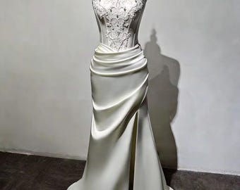 ALORA satijnen korset trouwjurk – kanten appliqué parel lijfje met hoge split, gedrapeerde taille bruidsjurk, moderne elegante receptiejurk