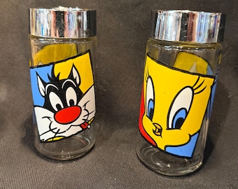 Vintage 1994 Warner Bros. Sylvester and Tweety Bird glass salt and pepper shakers