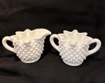 Unberührte Vintage Fenton Hobnail Milchglas Sahne und Zucker Set