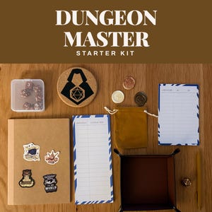 Puede incluir: Un kit de inicio para Dungeon Master que incluye un cuaderno marrón con cuatro pegatinas, una caja de plástico transparente con dados poliédricos, un posavasos de corcho, una bolsa de terciopelo marrón, tres monedas de metal, dos blocs de notas y una bandeja.