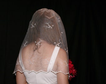 Veil with embroidered flowers