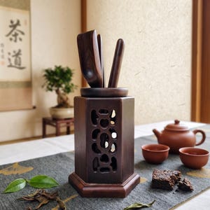 Set da tè in legno fatto a mano, composto da 6 pezzi, con supporto esagonale, pinze, paletta e ago da tè.