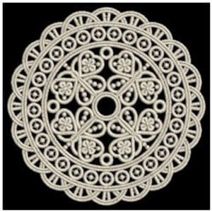 Puede incluir: Doily de encaje blanco con un diseño circular que presenta un motivo central de cinco corazones estilizados rodeados por un anillo de círculos más pequeños. El borde exterior del doily está decorado con un patrón festoneado.