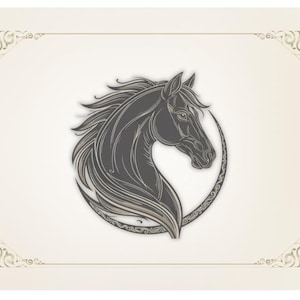 Puede incluir: Una ilustración de cabeza de caballo gris oscuro centrada en un marco circular, con detalles de crin fluida. El diseño se sitúa sobre un fondo crema claro, encerrado por un borde rectangular con adornos en las esquinas y líneas finas.