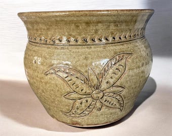Vaso de cerâmica do estúdio Michel Bayne, assinado — Grés esculpido à mão com motivos florais, arte folclórica do sul dos Estados Unidos.