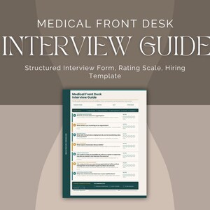 Può includere: Una guida per i colloqui per la posizione di addetto alla reception medica. Il titolo "Medical Front Desk Interview Guide" è visualizzato in un carattere elegante. La guida include un modulo di colloquio strutturato, una scala di valutazione e un modello di assunzione. Lo sfondo è una sfumatura marrone e beige.