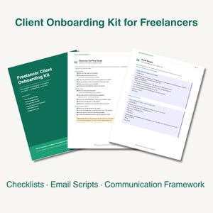Puede incluir: Un kit de incorporación de clientes para autónomos. El kit incluye un folleto verde titulado "Freelancer Client Onboarding Kit" y dos hojas blancas con texto. El texto en la parte inferior dice: Checklists, Email Scripts, Communication Framework.
