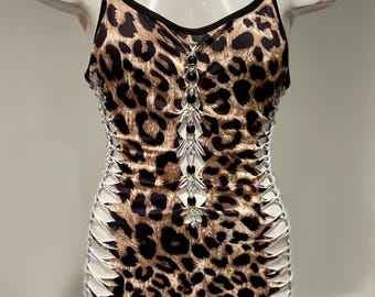 Tutina intrecciata con stampa leopardata, dettagli a fessure, perline e anelli, ideale per festival e rave, in misto cotone.