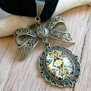 Schwarzer Samtchoker mit Schleife und Cabochon im viktorianischen Stil