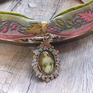 Romantische Brokatkette im Marie Antoinette Stil mit handgemalter Lady&#39;s Kamee