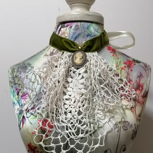 Vintage crochet lace jabot, ivory ruffled jabot with cameo, Renaissance style jabot, medieval jabot