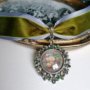 Romantischer Rokoko Barock Choker, moosgrünes Samthalsband mit viktorianischem Blumenanhänger