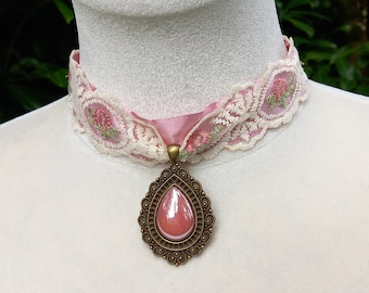 Rococo fuchsiaroze kanten choker: groen fluweel, druppelvormige cabochon