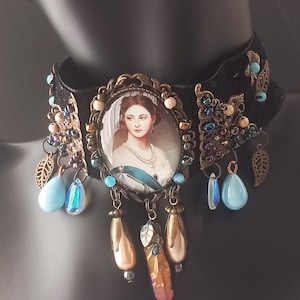Renaissance angehauchtes Halsband aus schwarzem Samt mit Damensilhouette