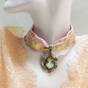 Romantische Renaissance Kette in Pfirsich und Gold im Marie Antoinette Stil mit handgemalter Lady&#39;s Kamee