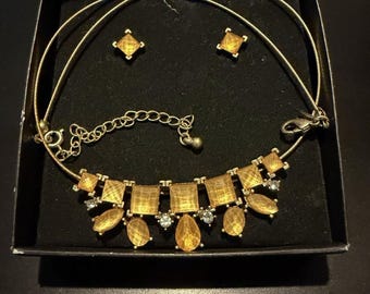 Conjunto de regalo de collar y pendientes Avon Bali Bliss 2010 en su caja original, sin usar.