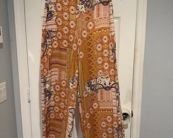 Pantalones anchos con estampado paisley para mujer de Xhilaration, talla L, cintura elástica.