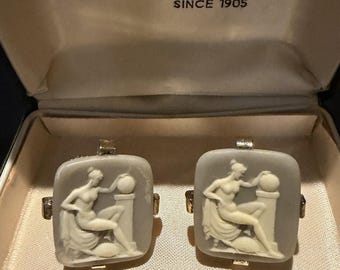 Gemelos Hadley Cameo vintage con motivo neoclásico en su caja original.