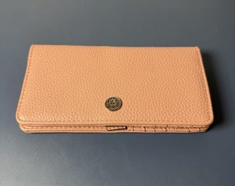 Cartera Ann Klein de piel sintética con textura granulada, color rosa rubor.