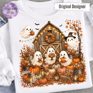 Puede incluir: Una sudadera blanca con un gráfico de un granero de madera rústico decorado con luces y una corona de otoño. Cuatro fantasmas de dibujos animados sostienen calabazas, un ramo y una bebida. Follaje otoñal, calabazas y linternas rodean el granero.
