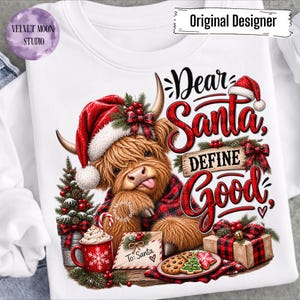 Può includere: Una felpa bianca con la grafica di una mucca Highland marrone che indossa un cappello da Babbo Natale rosso. Il testo recita Dear Santa, DEFINE Good e To: Santa. Il design include un piccolo albero di Natale, una tazza rossa e un pacco regalo.