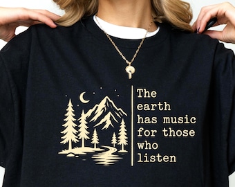 Camiseta "La Tierra tiene música para quienes la escuchan", camiseta para amantes de la naturaleza, camiseta de senderismo, camiseta con estampado de bosque de montaña, regalo para aventuras al aire libre.